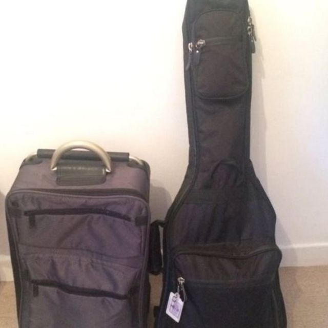 Una maleta y una guitarra