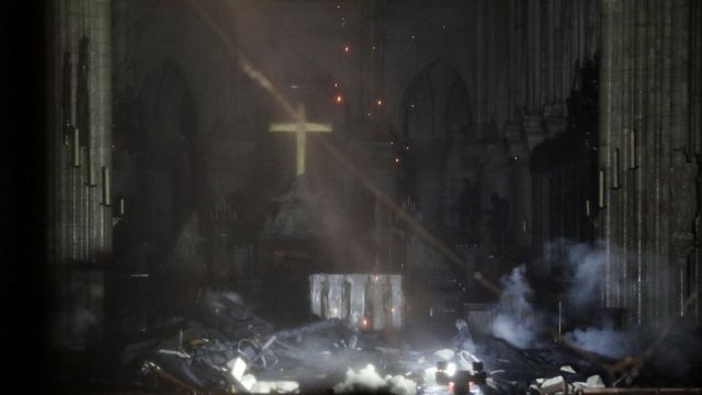 Interior de Notre Dame afectado por el fuego