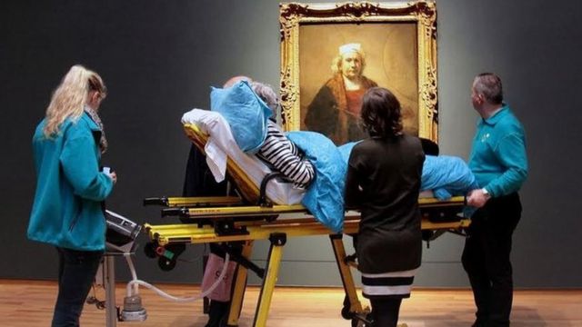Paciente em um museu