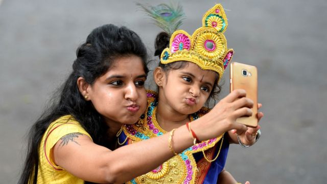 కుమార్తెతో తల్లి సెల్ఫీ /Mother selfie with daughter