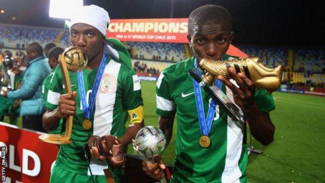 Kelechi Nwakali avec son trophée du Ballon d'or à la Coupe du monde des moins de 17 ans de 2015 et Victor Osimhen avec son Soulier d'or
