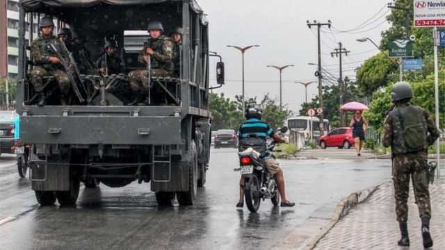 Soldados das Forças Armadas vigiam as ruas de Fortaleza