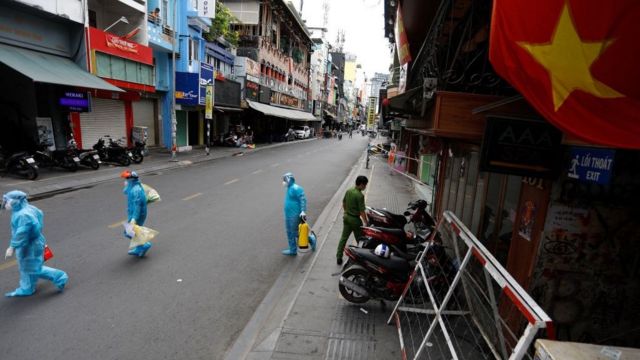 Giãn cách xã hội là một biện pháp được áp dụng rộng rãi trên đường phố của Việt Nam để ngăn chặn sự lây lan của Covid-