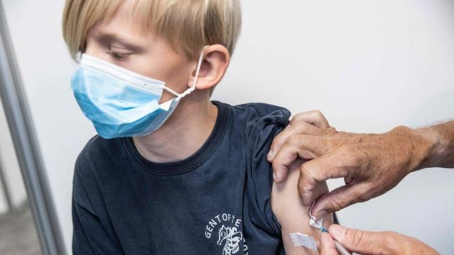 Menor siendo vacunado en Dinamarca