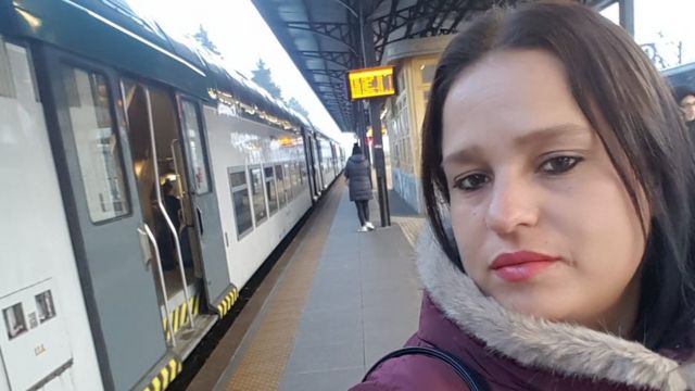 Fabiana de Souza faz selfie em plataforma de trem