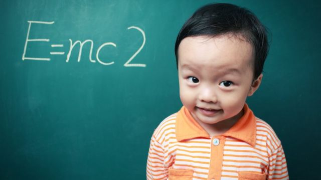 Un niño japonés junto a la ecuación de la teoría de la relatividad