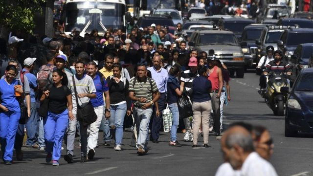 Personas caminando en las calles de Caracas.
