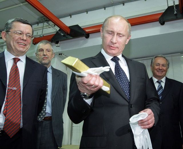 الرئيس الروسي بوتين ممسكا بسبيكة ذهبية