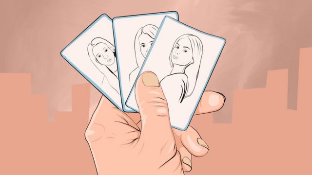 Рисунок: три карты с нарисованными девушками