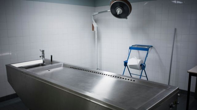Une table de lavage mortuaire en France.
