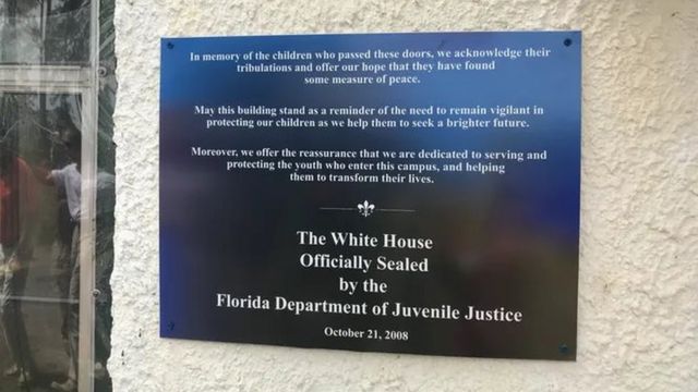 Placa de clausura de la Casa Blanca