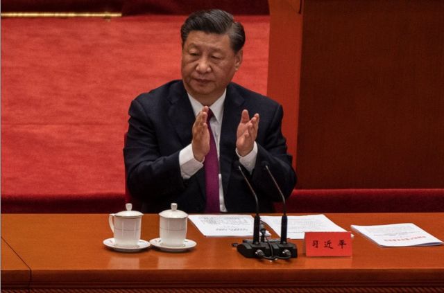 2022年4月8日，中国国家主席习近平在北京举行的2022年北京冬奥会和残奥会贡献表彰仪式上鼓掌。