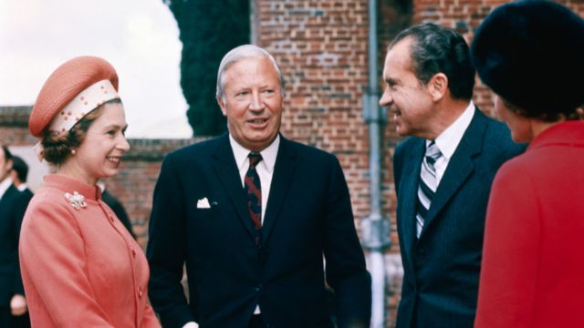 1970年，女王和首相希斯（左二）在首相乡村别墅契克斯接待到访的美国总统尼克松和夫人。(photo:BBC)