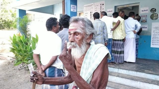 ராமேஸ்வரத்தில் வாக்களித்துத் திரும்பும் முதியவர்.