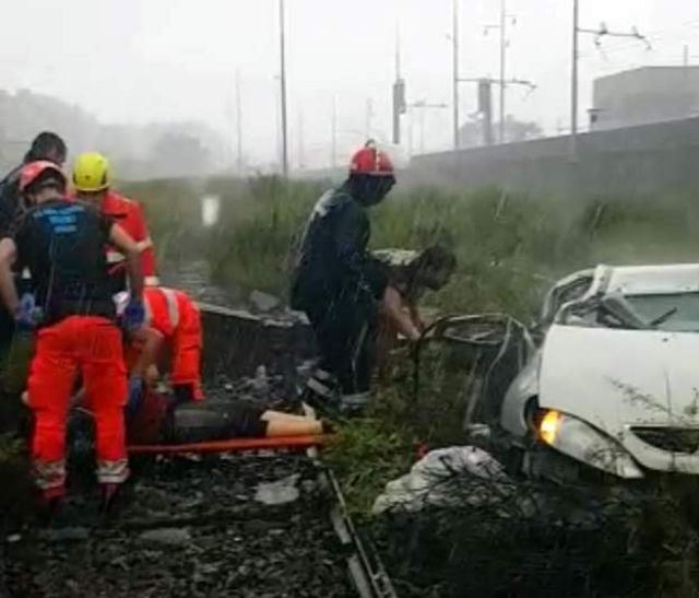 I bagnini lavorano per salvare le vittime