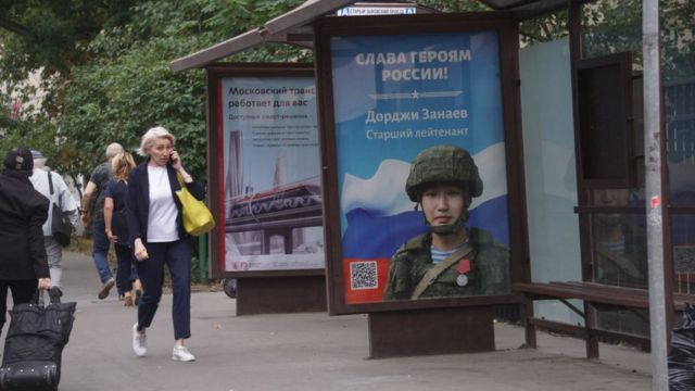 Muchos retratos de soldados y oficiales rusos se exhiben en las paradas de autobús en Moscú como parte de la campaña en apoyo de la invasión rusa de Ucrania.
