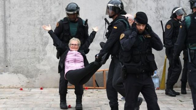 Una mujer cargada por la policía