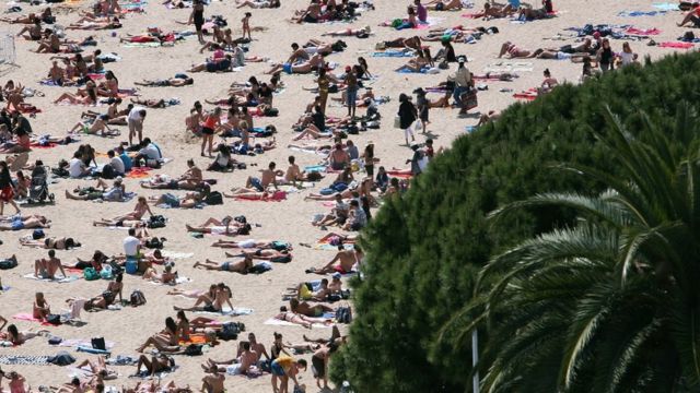 Gente en la playa en Cannes