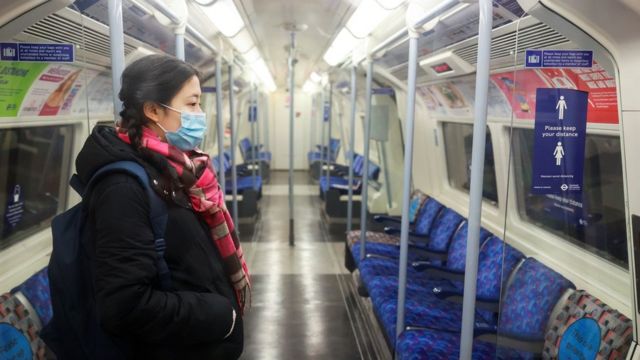 Женщина в метро Лондона