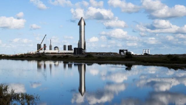 • موشک ستاره‌پیمای اسپیس‌ایکس برای پرتاب آزمایشی در تاسیسات این شرکت واقع در دهکده بوکا چیکای ایالت تگزاس آماده می‌شود