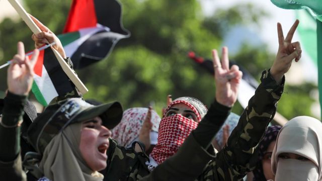 سكان غزة خرجوا في مسيرات تأييد لحماس.