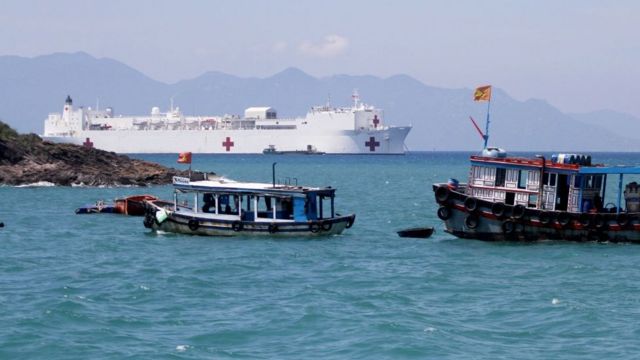 Tàu bệnh viện USNS Mercy tại Nha Trang