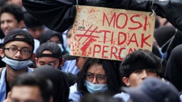 Sejumlah mahasiswa berunjuk rasa menolak Undang-Undang Cipta Kerja (Omnibus Law) di DPRD Provinsi Kalbar di Pontianak, Kalimantan Barat, Kamis (08/10)