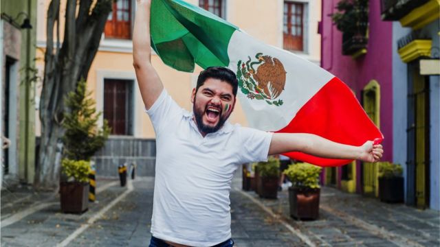 Mexicano sosteniendo su bandera