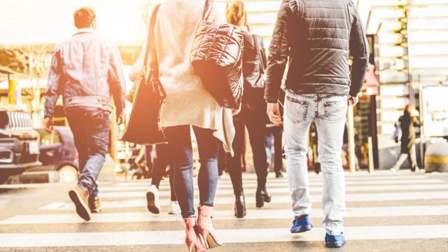 Gente haciendo compras