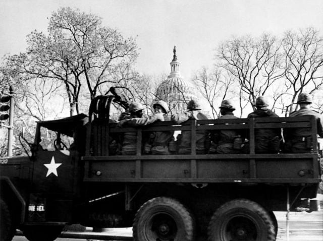 Soldados en un camión