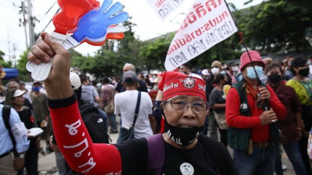 แนวร่วม นปช. ร่วมชุมนุมเรียกร้องรัฐธรรมนูญกับขบวนการนักศึกษาและประชาชน ที่หน้ารัฐสภา เมื่อ 24 ก.ย.