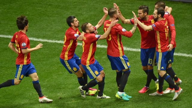 Jugadores de España celebran un gol.
