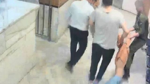 يظهر مقطع فيديو حراسا وهم يجرون رجلا على الأرض