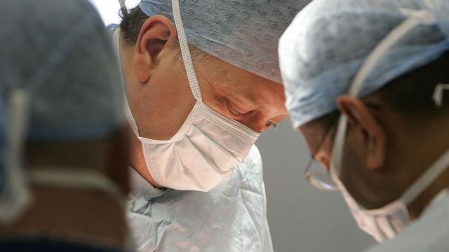 Médicos durante una operación.