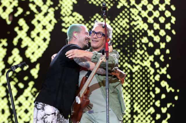 Marciano Cantero y el colombiano J Balvin se abrazan en el escenario durante los Uforia Latino Mix Live: Dallas en el Dos Equis Pavilion en Dallas, Texas, el 8 de agosto de 2018.