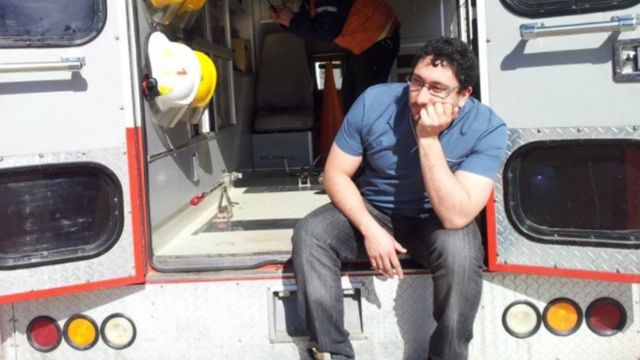 Daniel Gatica sentado em uma ambulância