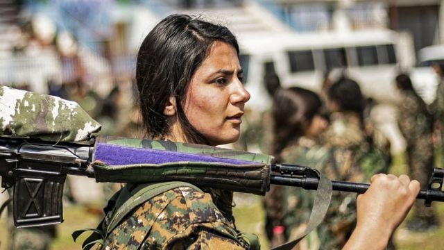 Девушка из курдского отряда