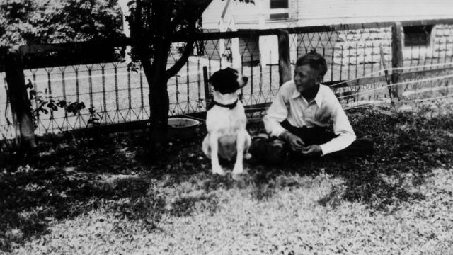 Čarls Šulc i njegov pas Spajk 1935. godine kad je Šulc imao 13 godina