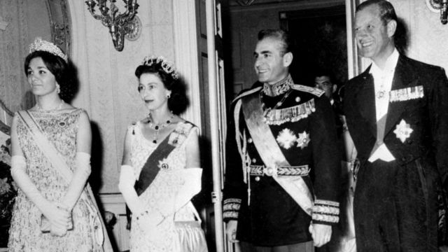 الملكة إليزابيث الثانية والأمير فيليب مع إيران شاه محمد رضا بهلوي وزوجته فرح بهلوي خلال زيارتهما الرسمية في مارس/ آذار 1961 في طهران.