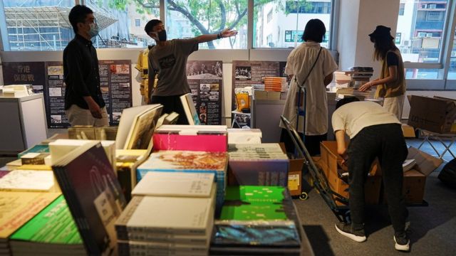 “香港人书展”策展人员在布置场地（13/7/2022）