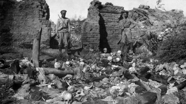 Cráneos en la aldea armenia de Sheyxalan, que fue destruida en 1915.
