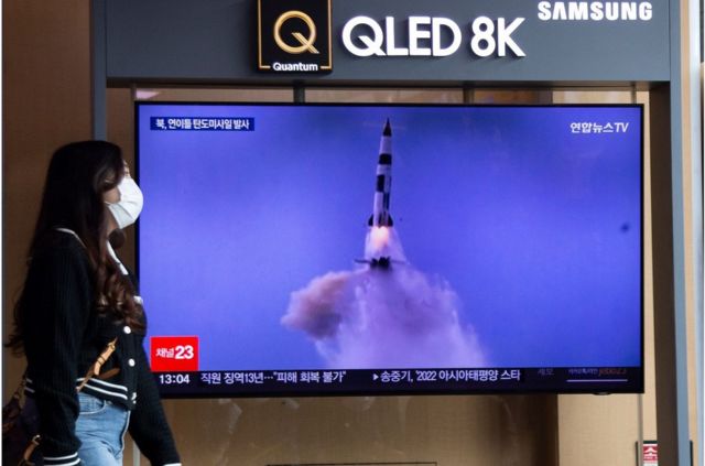 9月30日，一名韓國婦女在首爾的一個車站觀看有關朝鮮彈道導彈發射的新聞。