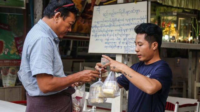 ကိုဗစ်ကာလ မန္တလေးမှာ ဈေးဆိုင်တွေကို ပါဆယ်ပဲရောင်းဖို့ ဒေသန္တရ အမိန့်ထုတ်ပြန်ထားစဥ်