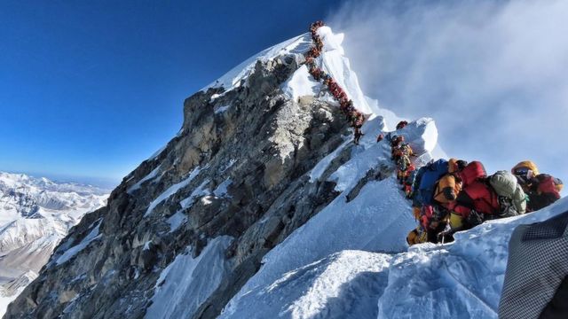 疫情之前，蜂拥而至的登山者曾在珠峰山脊排队等候登顶。(photo:BBC)