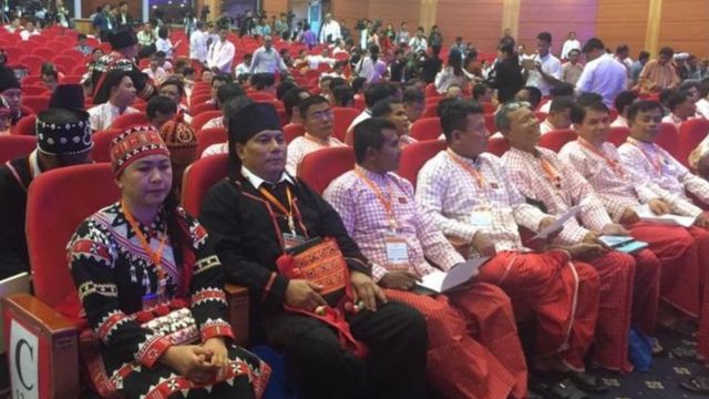 မွန်ပြည်သစ်ပါတီနဲ့ လားဟူကိုယ်စားလှယ်များ အန်စီအေလက်မှတ်ထိုးပွဲ တက်ရောက်စဉ်