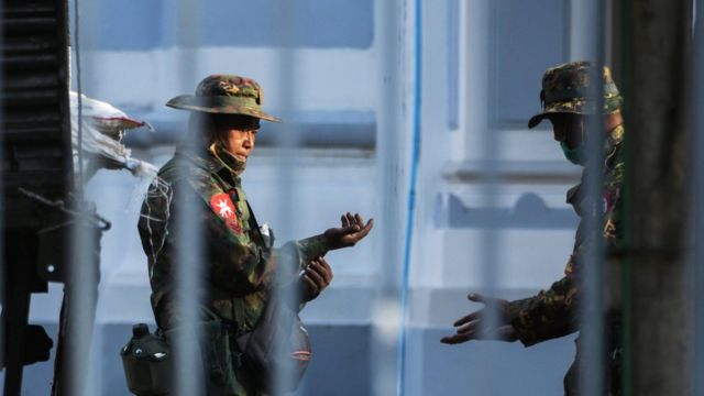 Tentara Myanmar di Yangon, hari Senin (01/02)