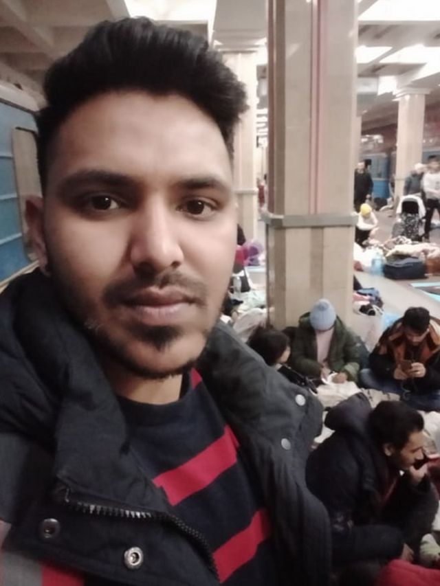 मेट्रो स्टेसनमा रोजन झा।
