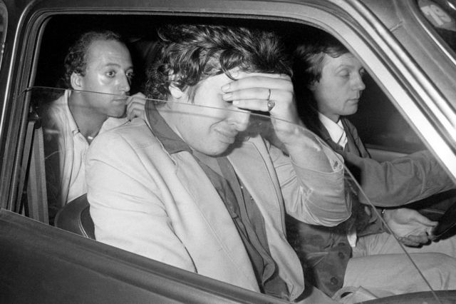l actor Ahmed Hasmi, pareja de Jean Seberg en coche tras salir de la comisaría de policía de París el 8 de septiembre de 1979, el día en que encontraron muerta a la actriz.
