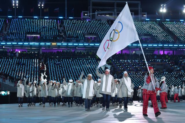 'OAR' 선수들은 올림픽 오륜기를 앞세워 개막식에 입장했다
