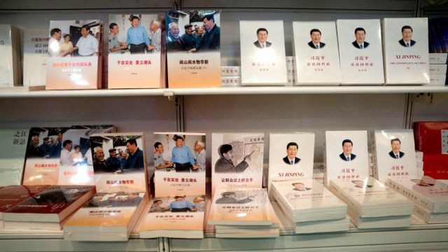 香港书展一书摊上放满中国国家主席习近平相关著作（20/7/2022）